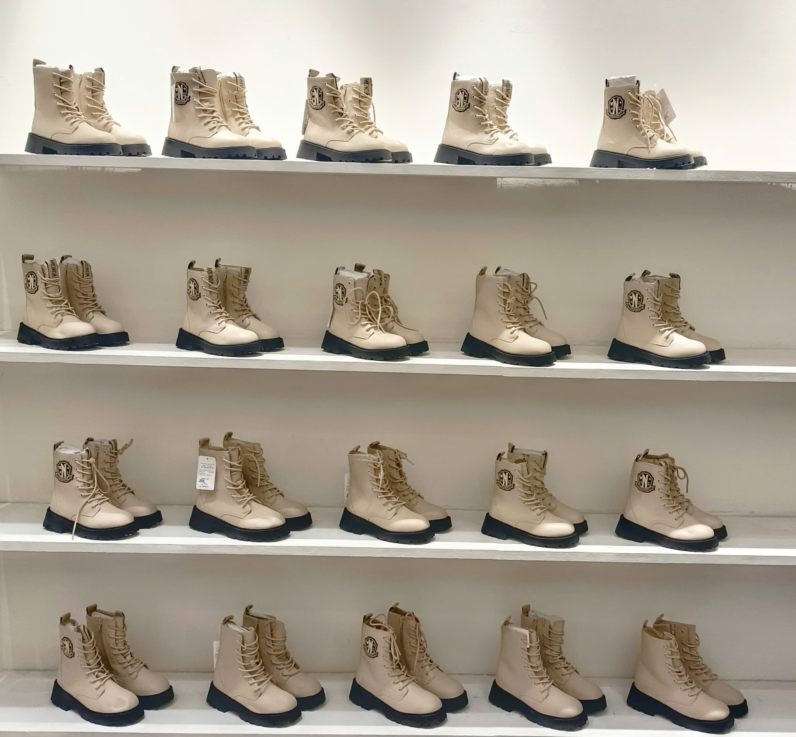 COMBAT BOOTS THẮT DÂY MÀU KEM