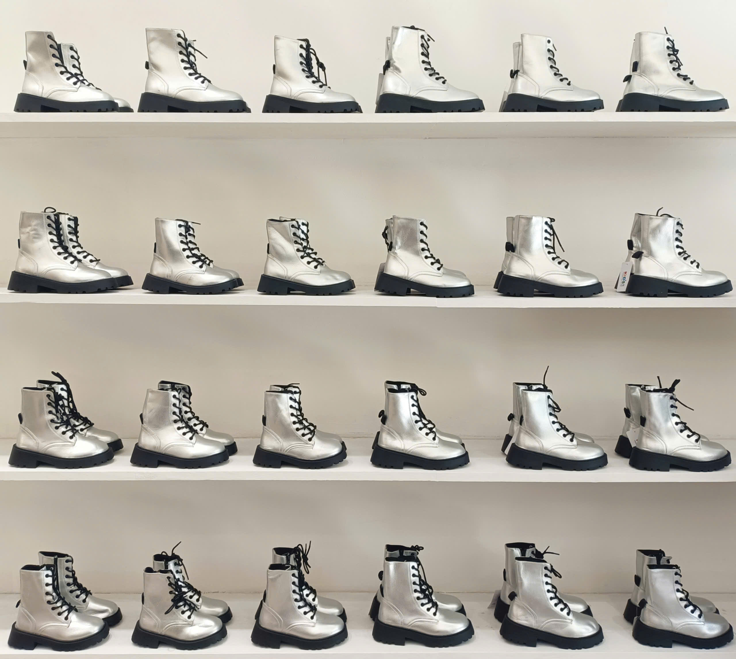 CHELSEA BOOTS THẮT DÂY MÀU BẠC