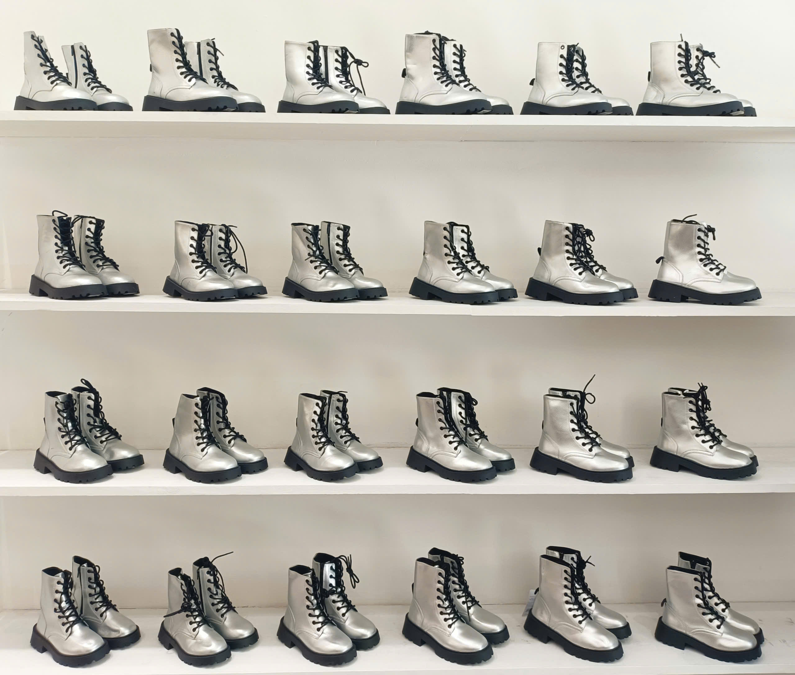 CHELSEA BOOTS THẮT DÂY MÀU BẠC