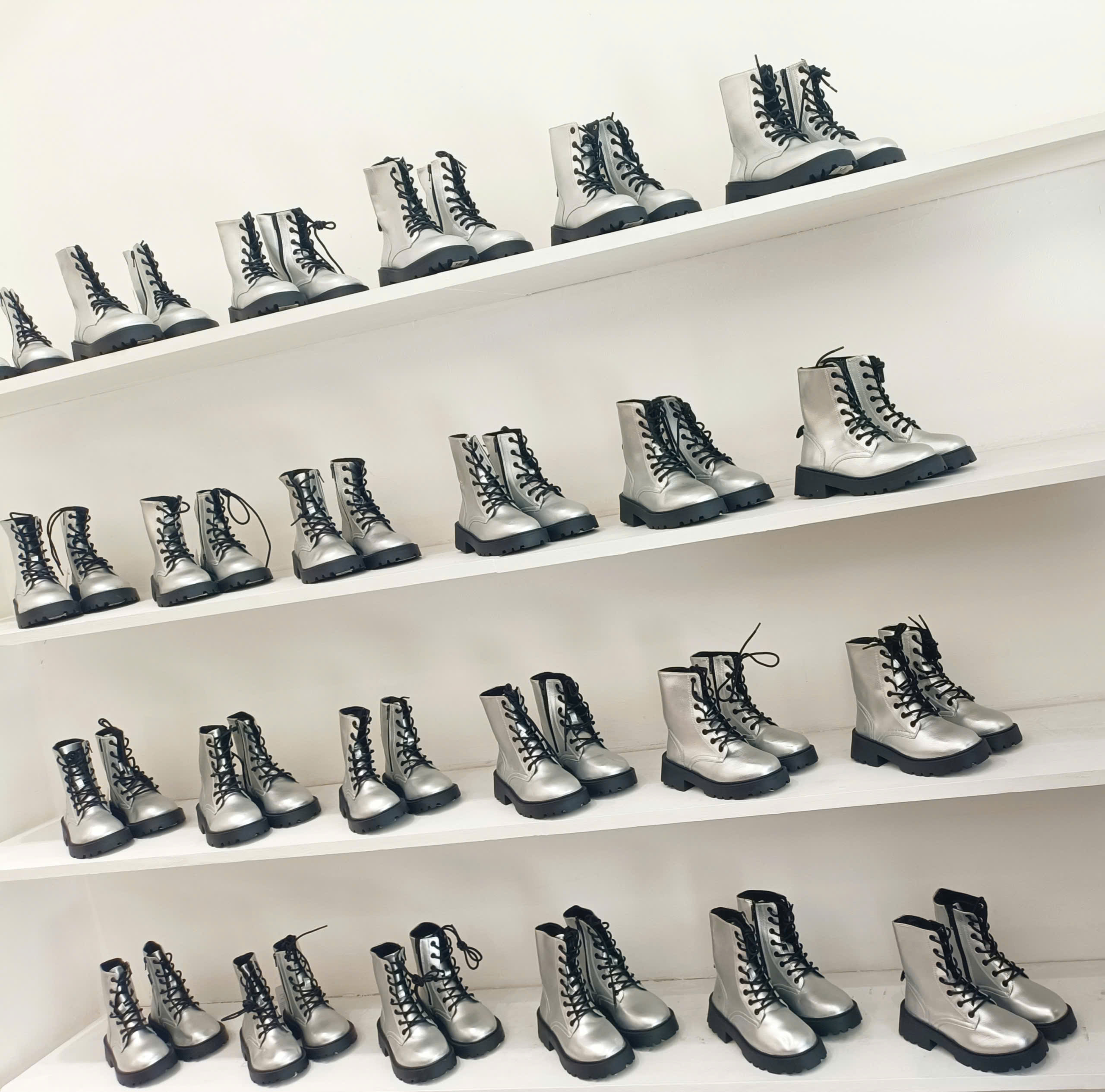 CHELSEA BOOTS THẮT DÂY MÀU BẠC