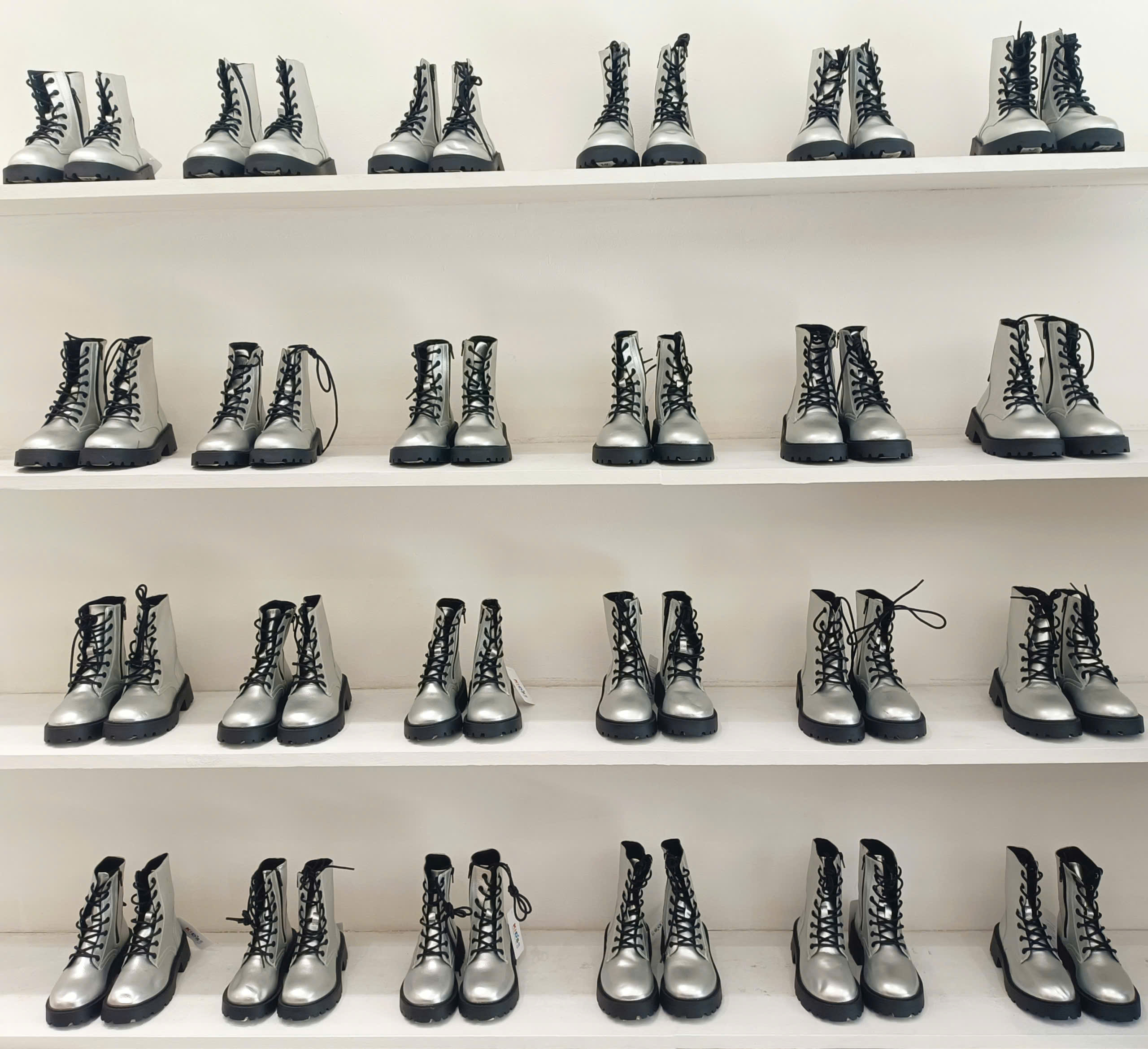 CHELSEA BOOTS THẮT DÂY MÀU BẠC