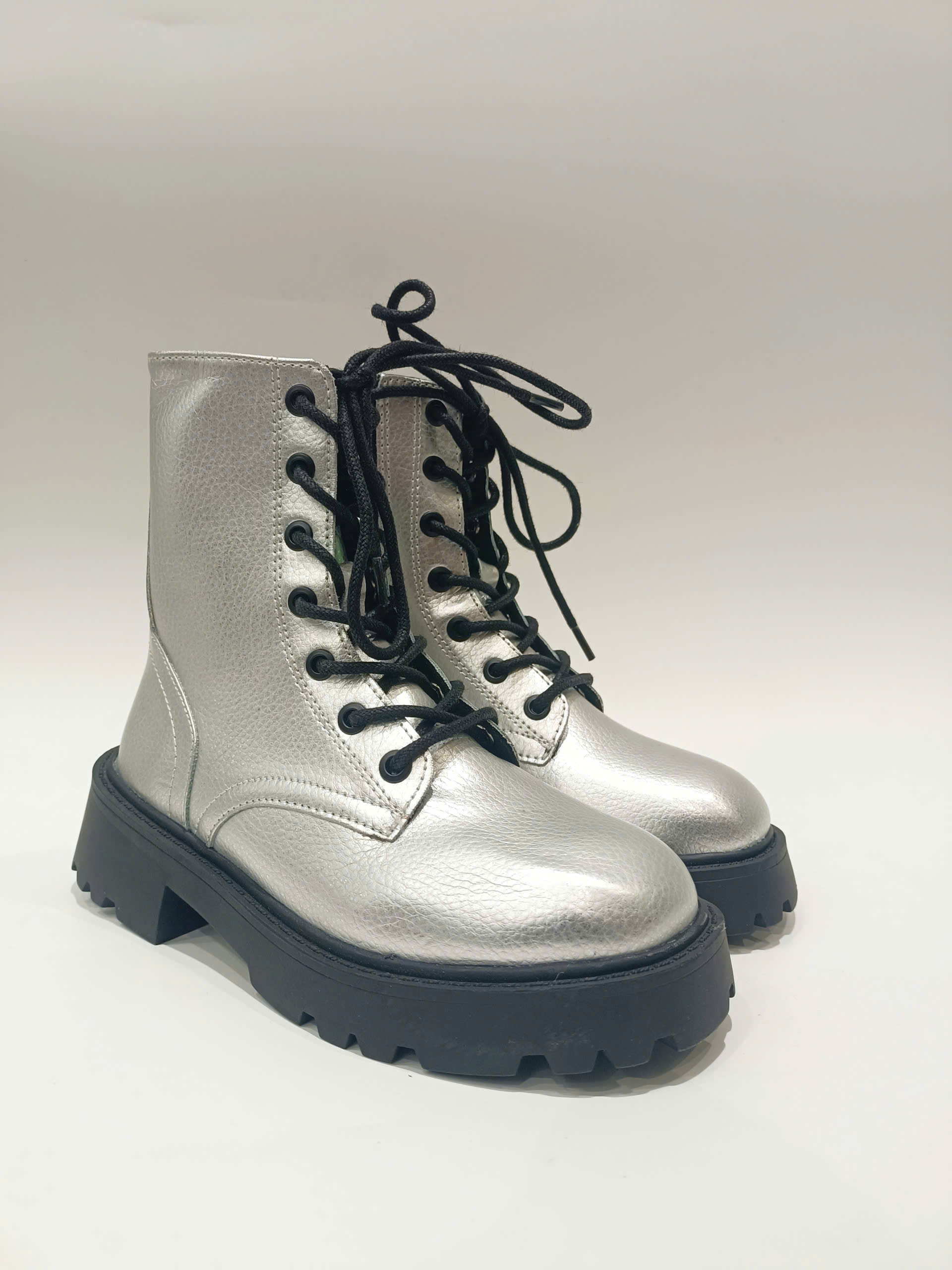 CHELSEA BOOTS THẮT DÂY MÀU BẠC