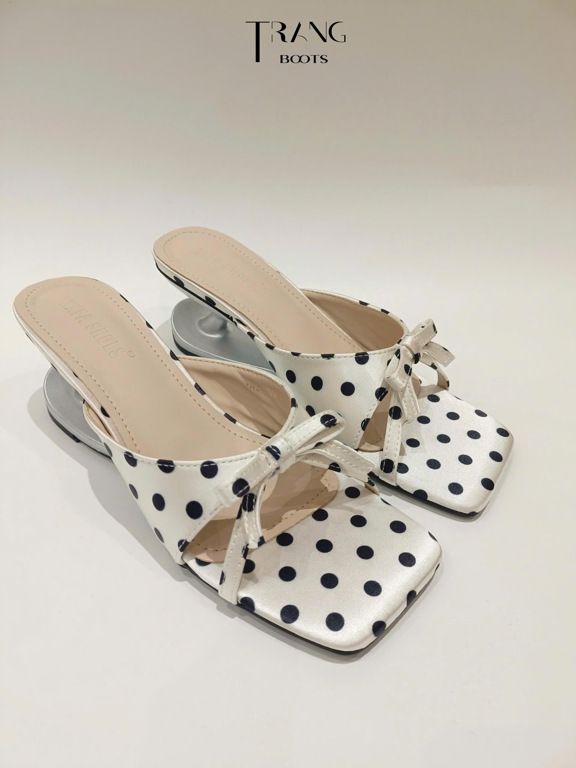 IVORY LUXE - LADY ÉLAN Sandal mũi vuông gót đặc biệt – phong cách retro chấm bi phối họa tiết tim, chi tiết nơ thanh lịch, thiết kế niche cao cấp.