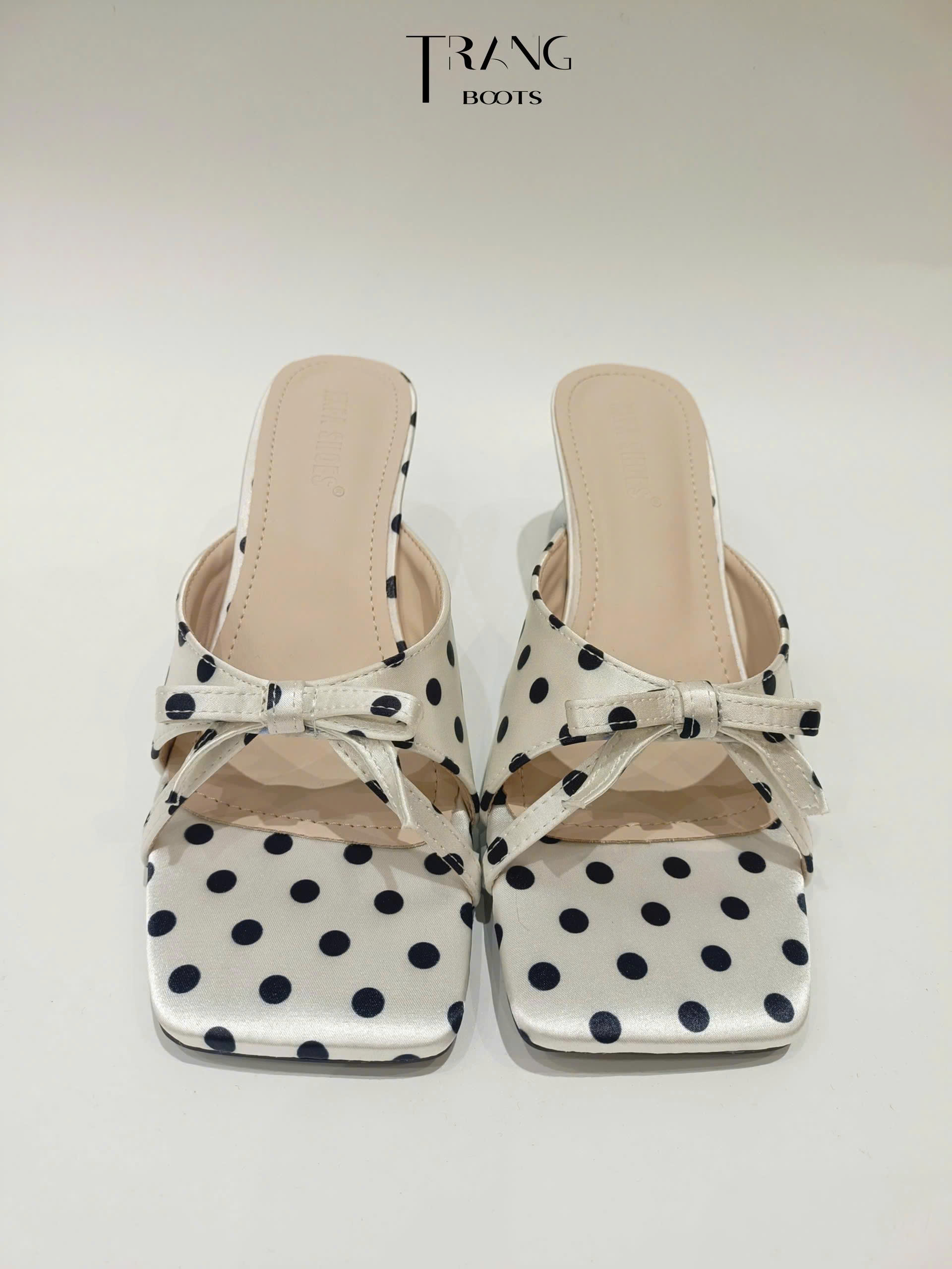 IVORY LUXE - LADY ÉLAN Sandal mũi vuông gót đặc biệt – phong cách retro chấm bi phối họa tiết tim, chi tiết nơ thanh lịch, thiết kế niche cao cấp.