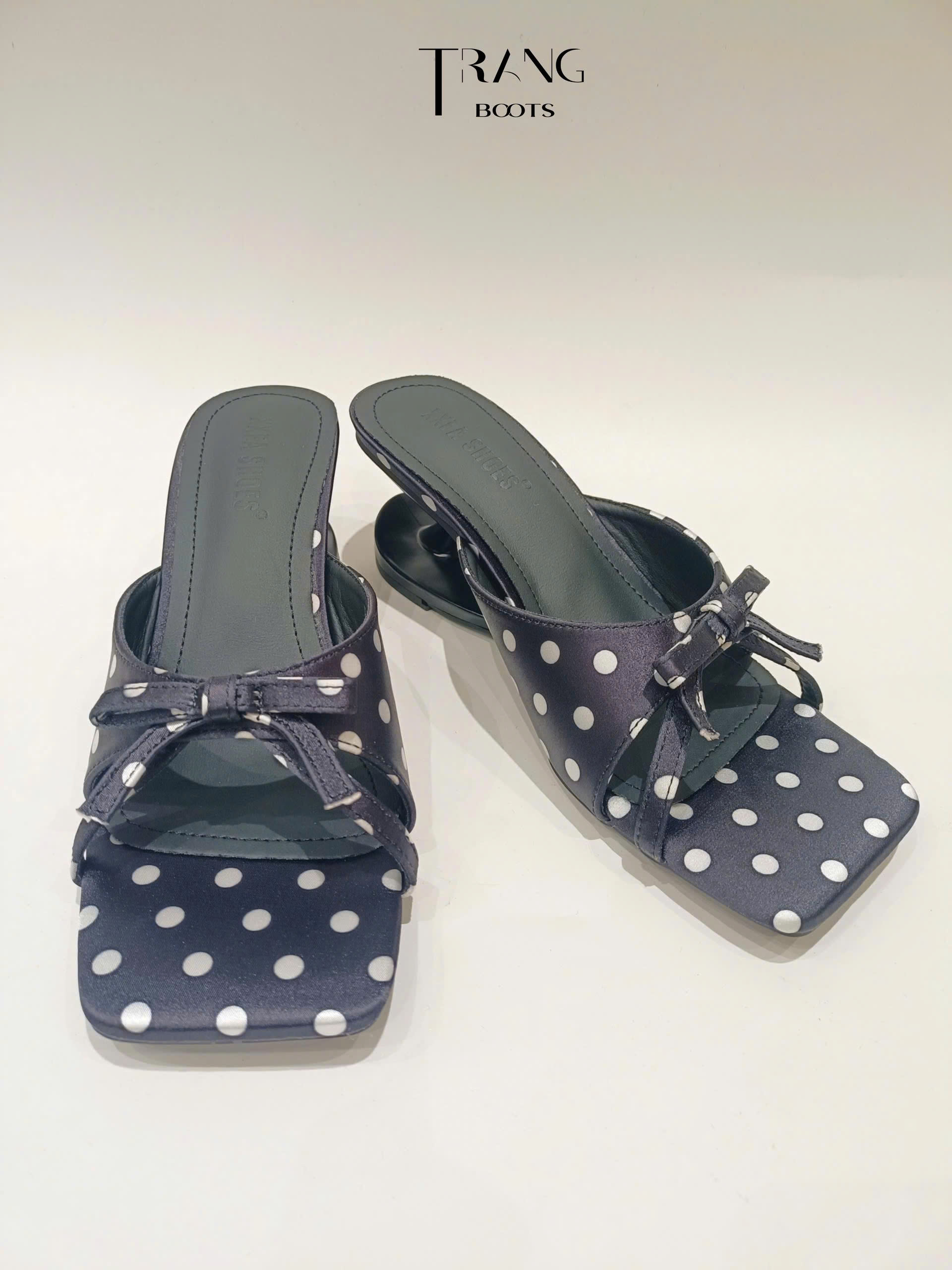 IVORY LUXE - LADY ÉLAN Sandal mũi vuông gót đặc biệt – phong cách retro chấm bi phối họa tiết tim, chi tiết nơ thanh lịch, thiết kế niche cao cấp.