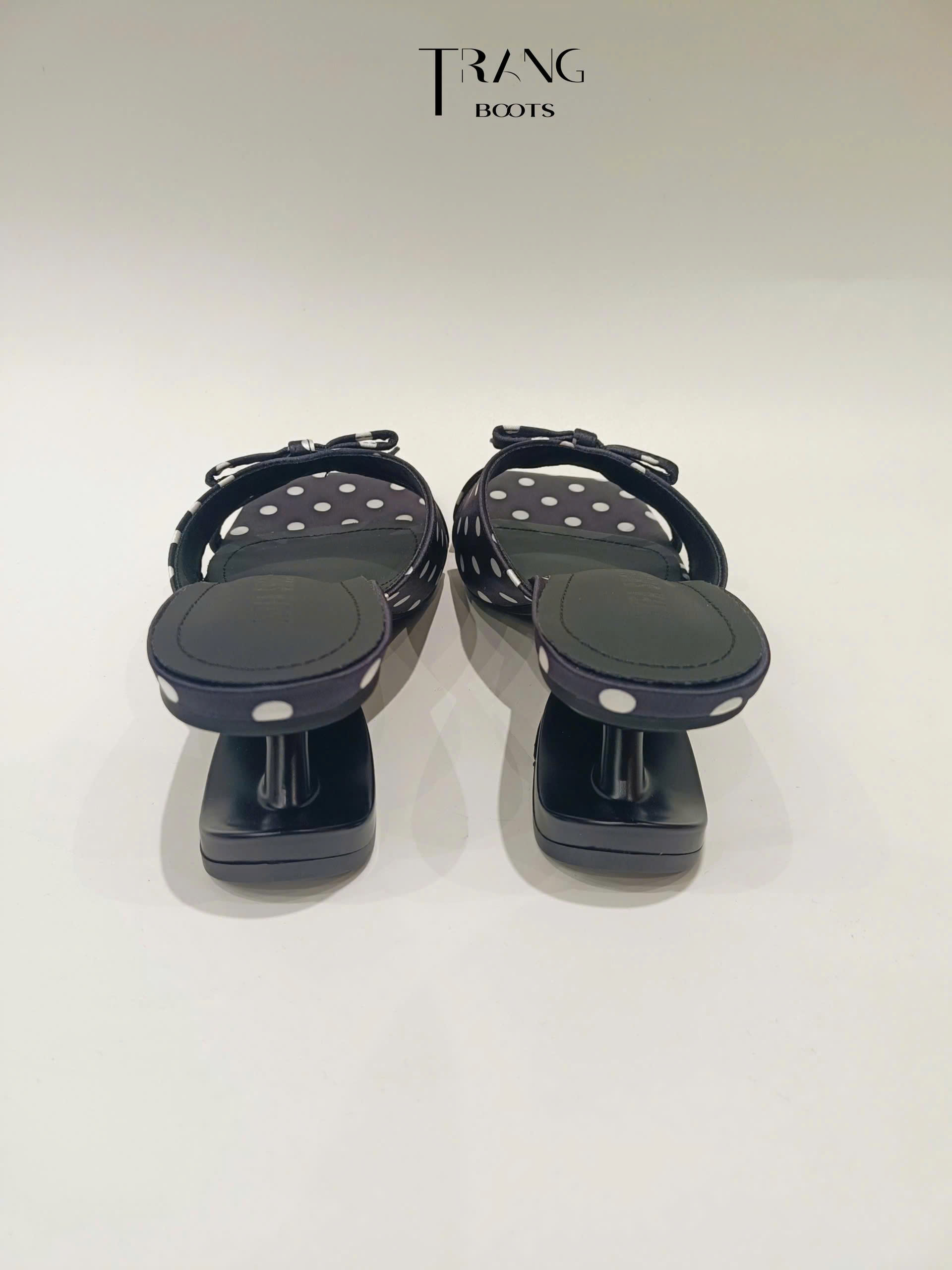 IVORY LUXE - LADY ÉLAN Sandal mũi vuông gót đặc biệt – phong cách retro chấm bi phối họa tiết tim, chi tiết nơ thanh lịch, thiết kế niche cao cấp.