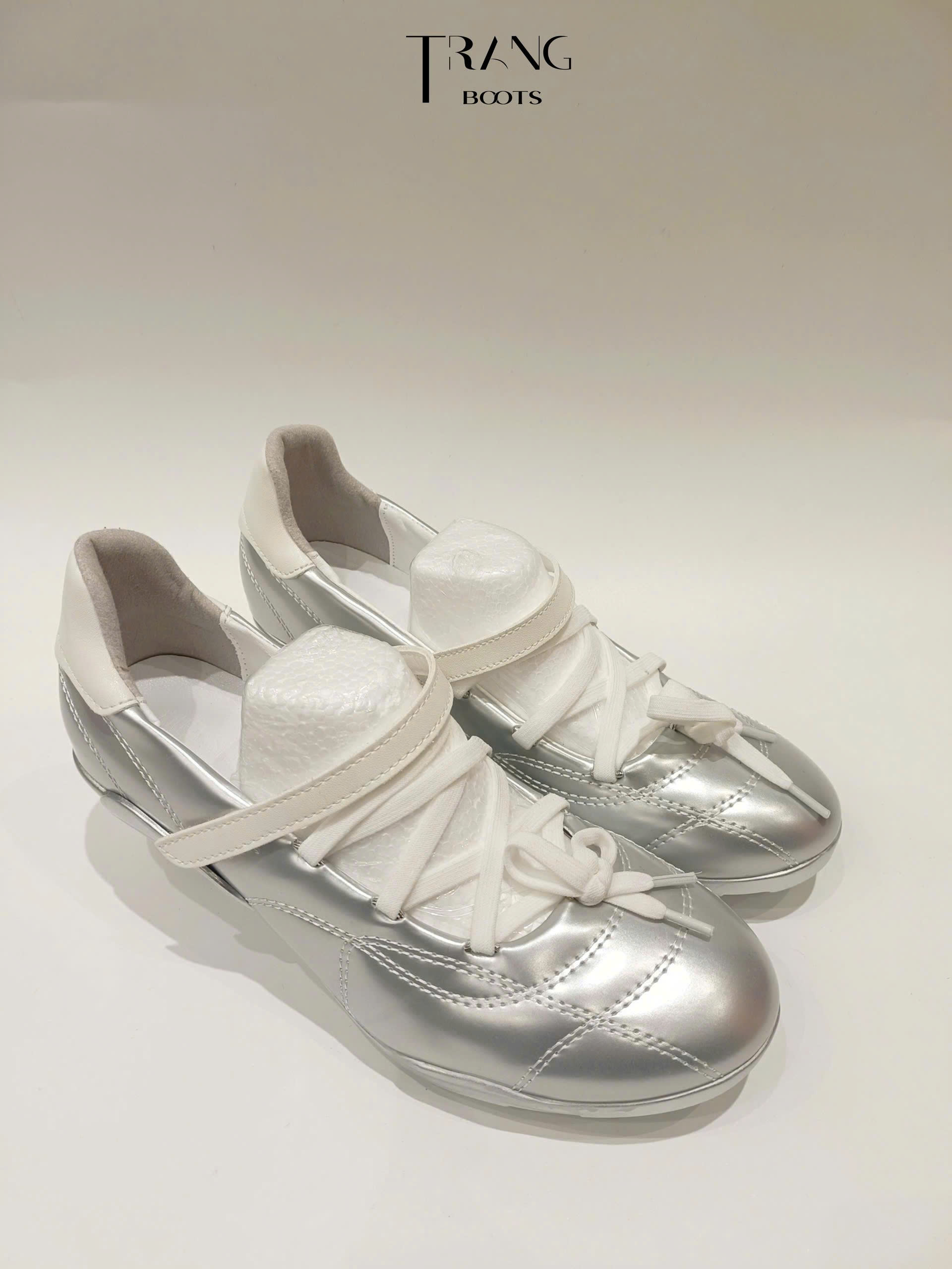 CARBON LINE - Élan Racing Muse Interstellar Series – Ballet bạc đính nơ, phong cách sporty chic, gót kitten heel thanh lịch, thiết kế độc đáo thời thượng.