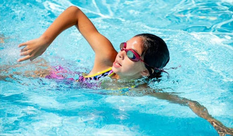 Người bị thoát vị đĩa đệm nên dành thời gian để bơi lội
