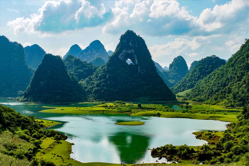 Chiêm ngưỡng ngọn núi thủng độc nhất vô nhị nhất Việt Nam - Núi mắt thần ở Cao Bằng