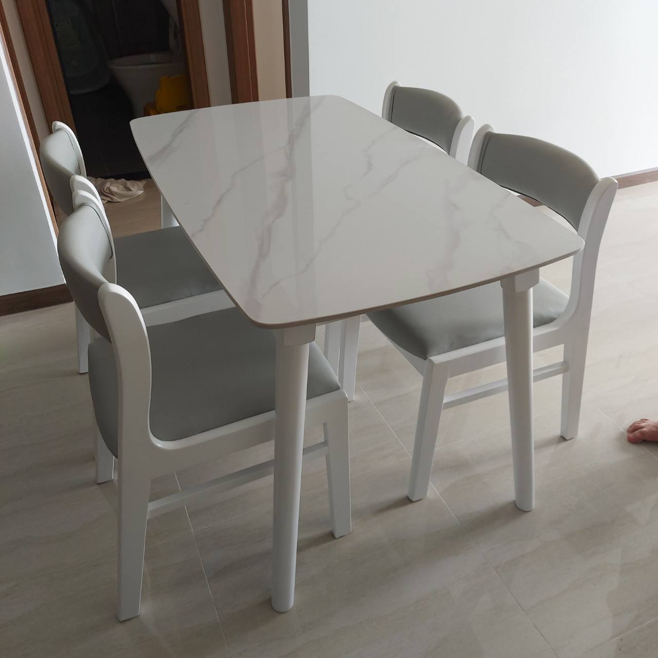 Bàn ăn mặt đá ceramic trắng vân mây