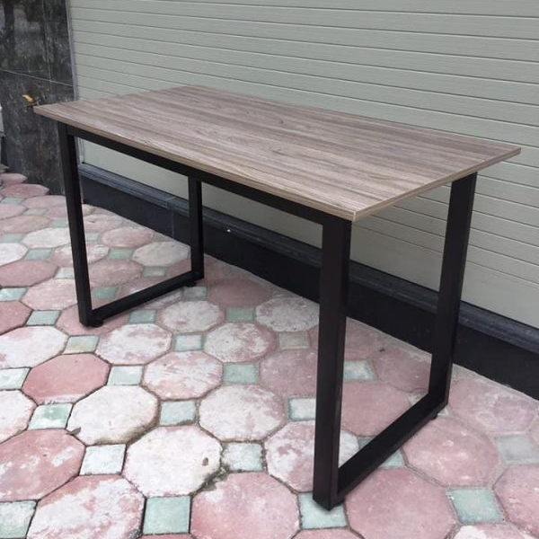 Bàn làm việc chân sắt chữ U