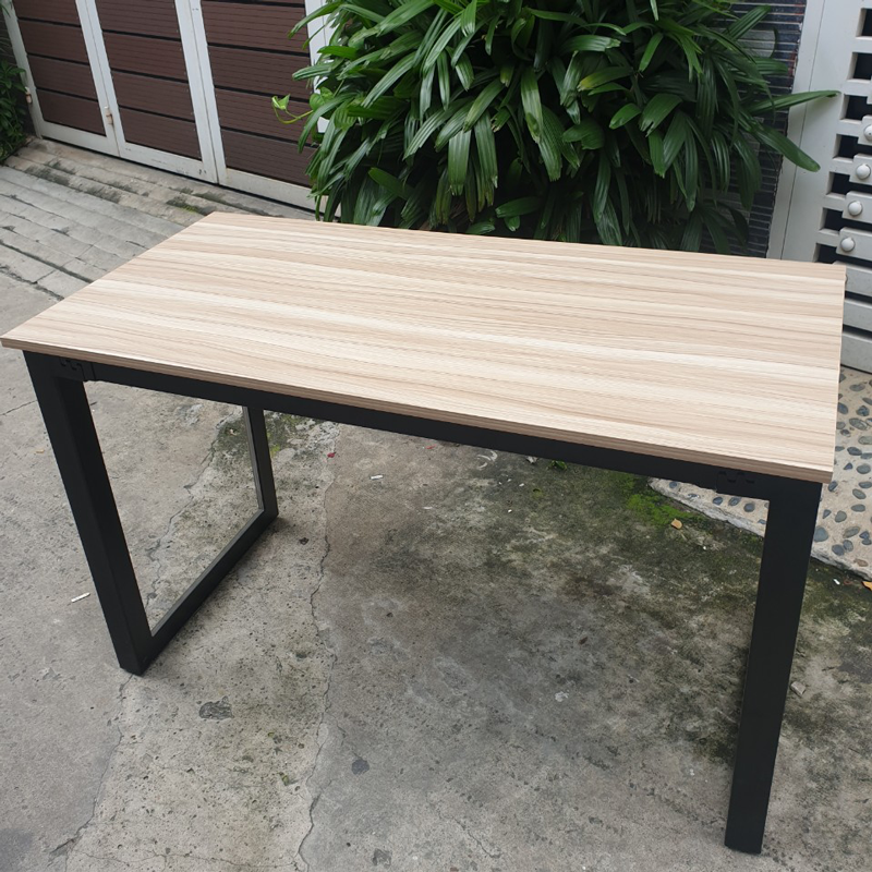 Bàn làm việc chân sắt chữ U