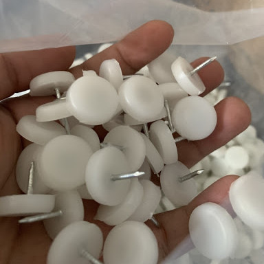 Chân đinh nhựa đóng chân tủ, bàn, ghế, đồ mộc