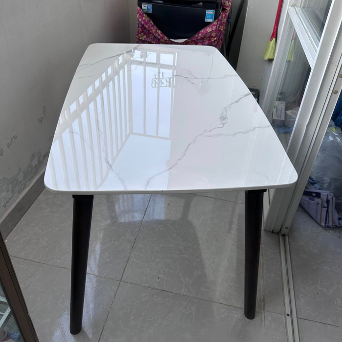 Bàn ăn mặt đá ceramic trắng vân mây