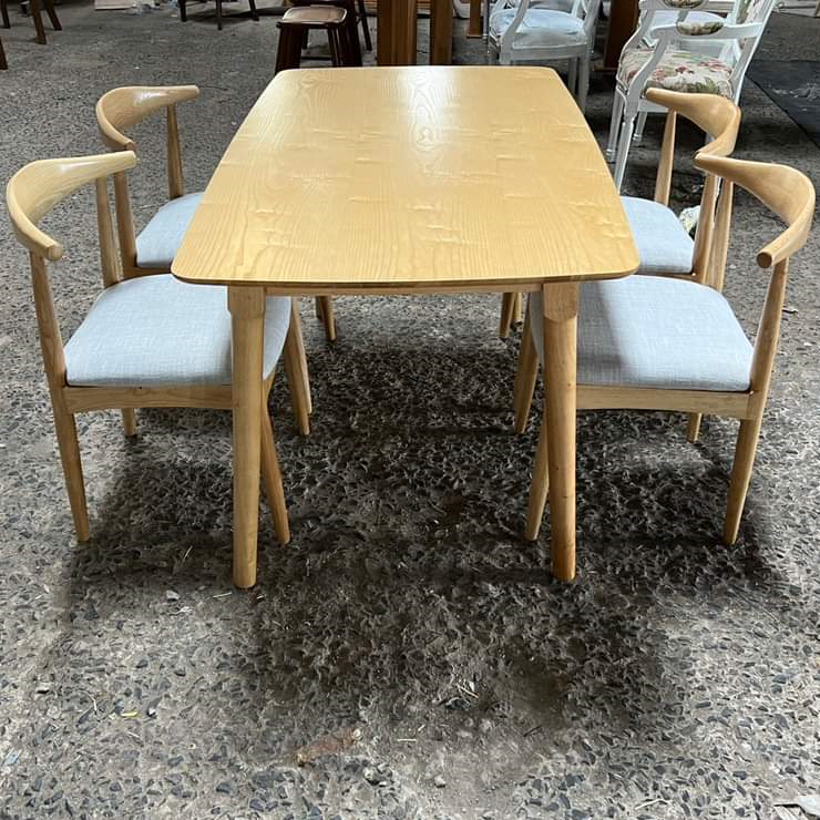 Bộ bàn ghế Bull 1m2 + 4 ghế