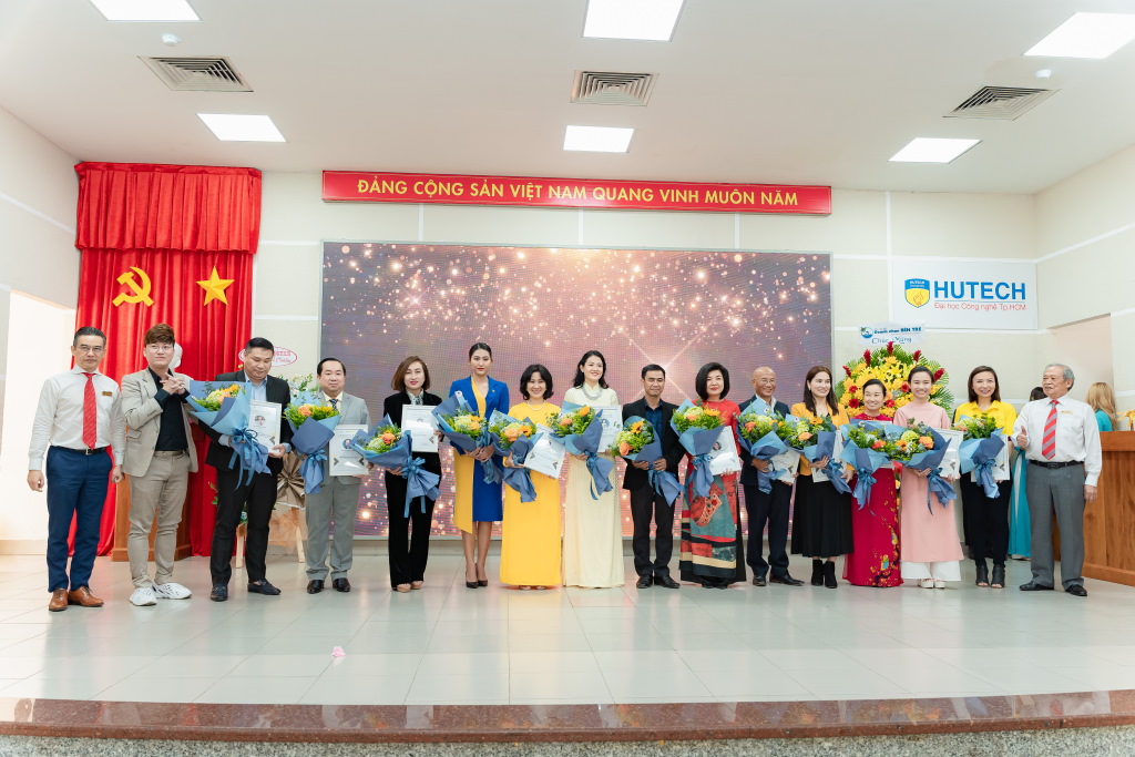 Lãnh đạo Đại học HUTECH tặng hoa cho các thành viên Ban Điều hành MABC