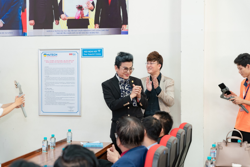 Ca nhạc sĩ Sỹ Luân và MC Thanh Bạch