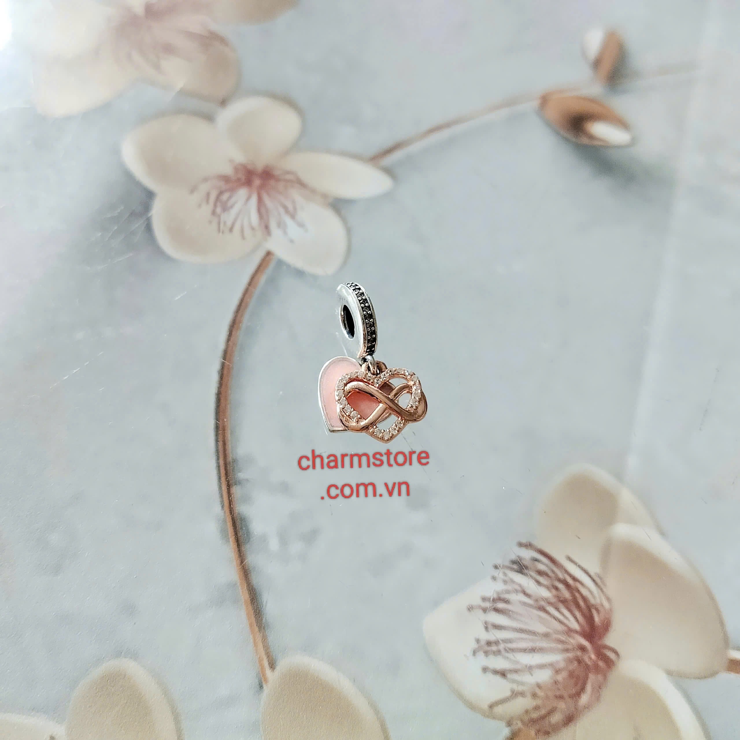 CHARM TREO ĐÔI TIM VH VÔ CỰC