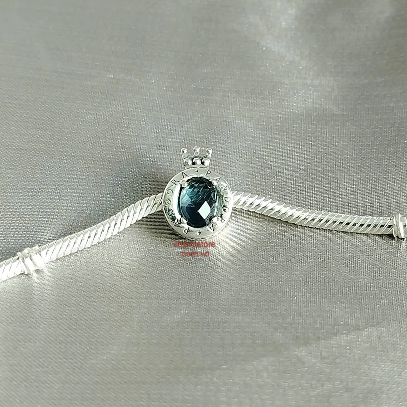 CHARM LOGO VƯƠNG MIỆN ĐÁ XANH ĐEN