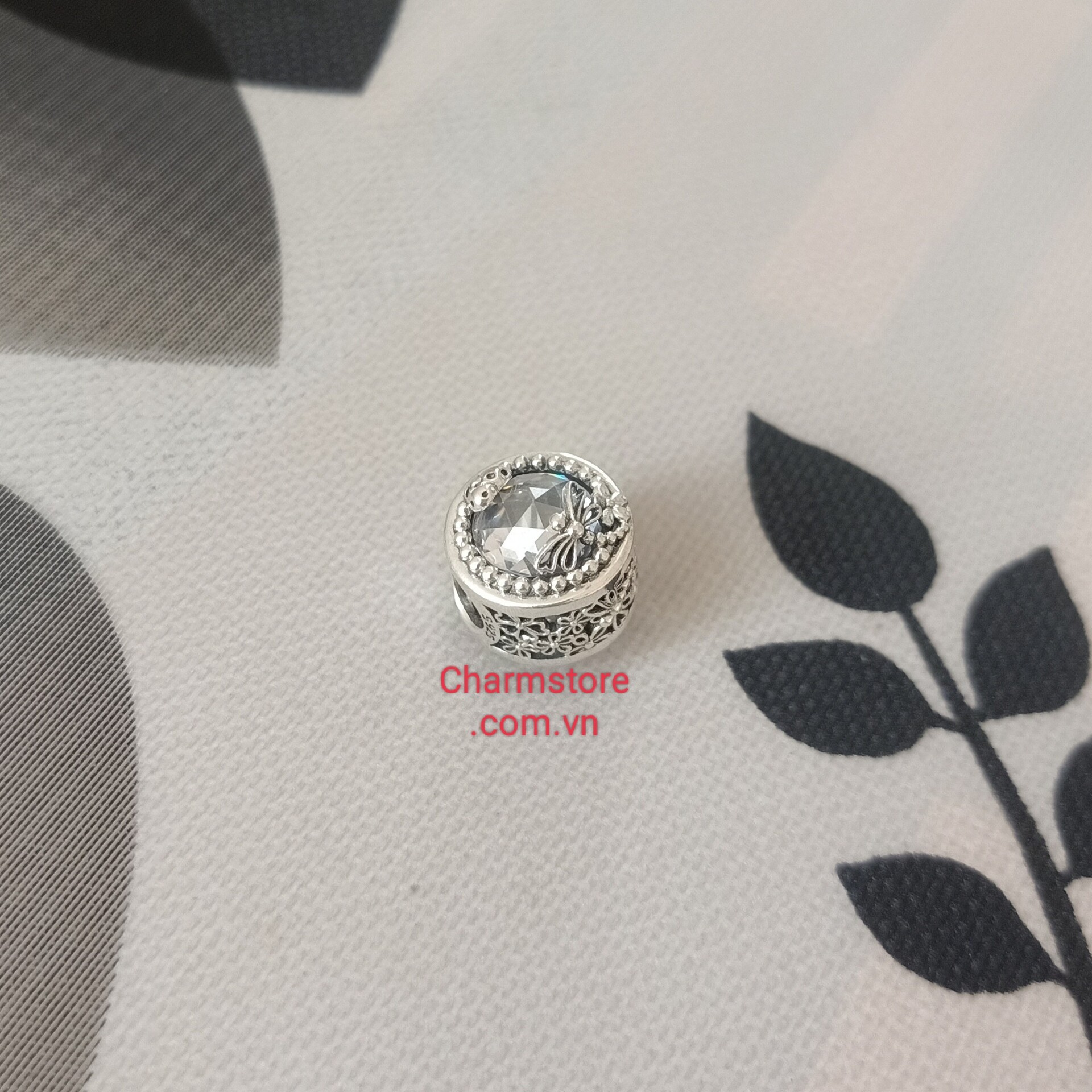 CHARM RADIANT CHUỒN CHUỒN ĐÁ TRẮNG