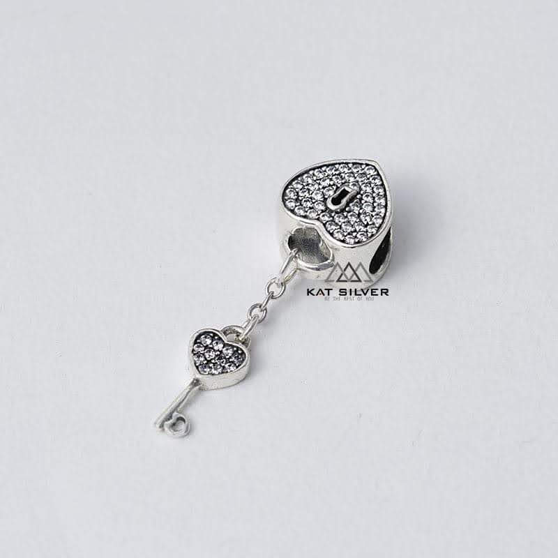 CHARM TIM TREO CHÌA KHÓA ĐÁ TRẮNG