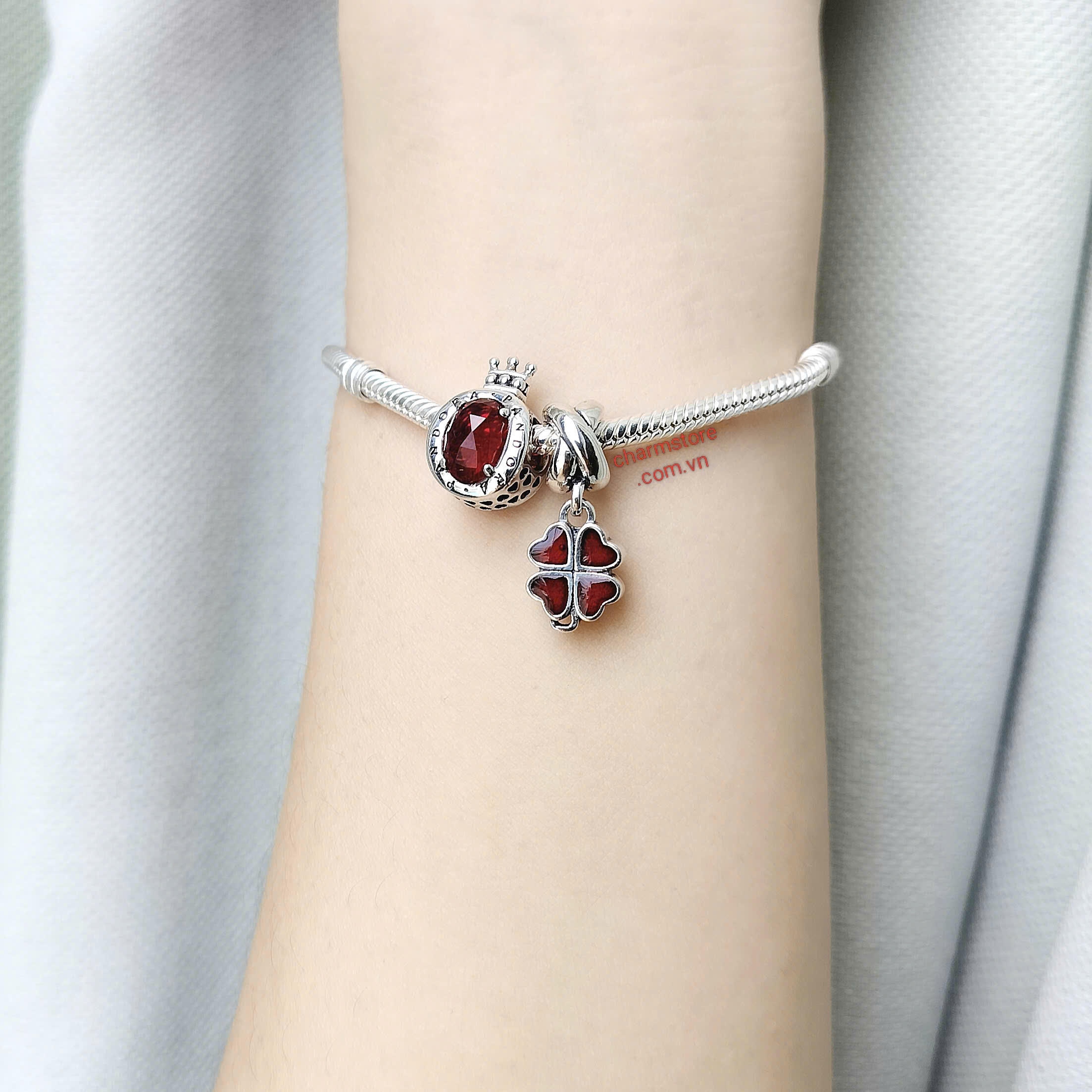 VÒNG CHARM VƯƠNG MIỆN ĐỎ MIX CỎ 4 LÁ MM