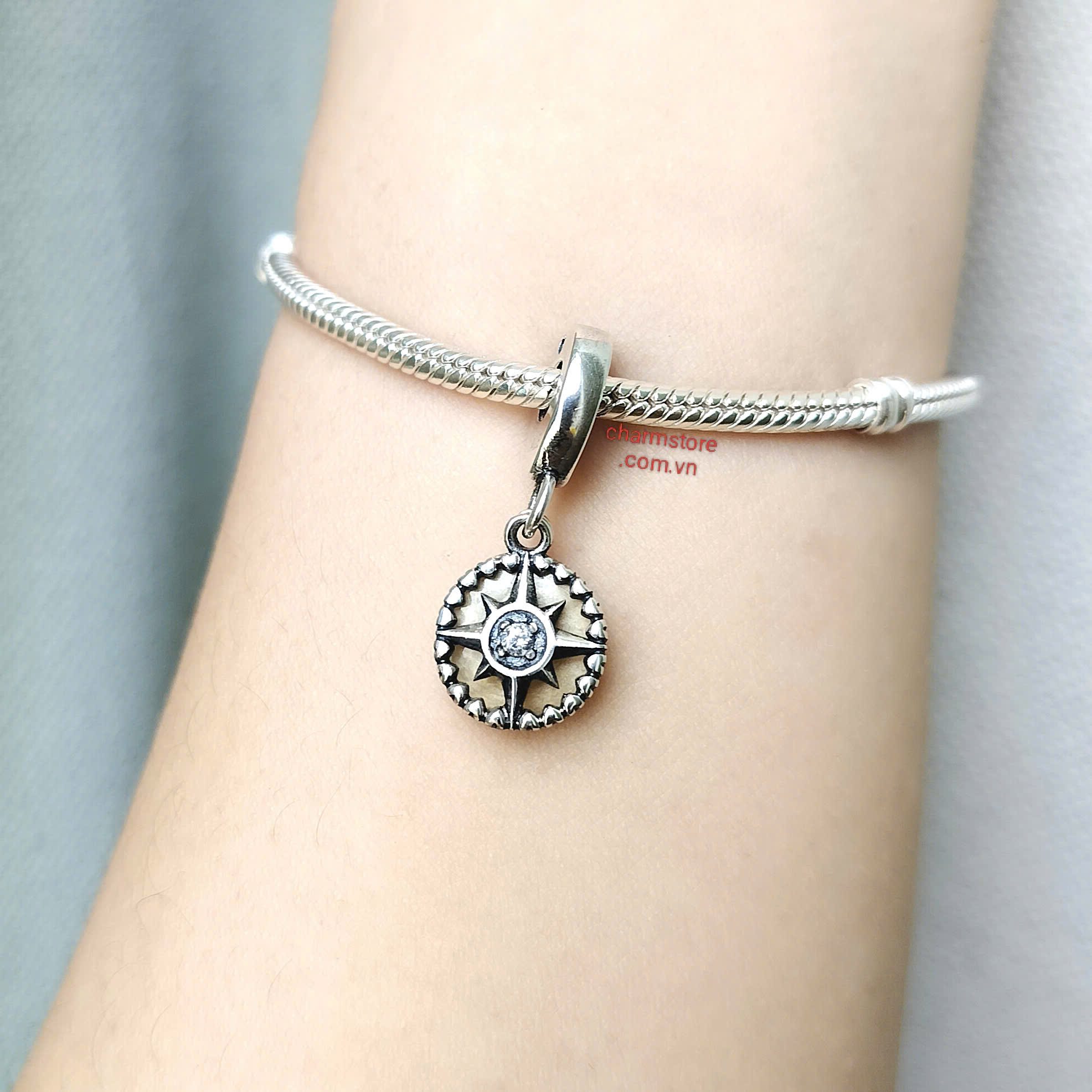 CHARM TREO ĐÔI TRÒN MẶT TRỜI ĐÁ TRẮNG