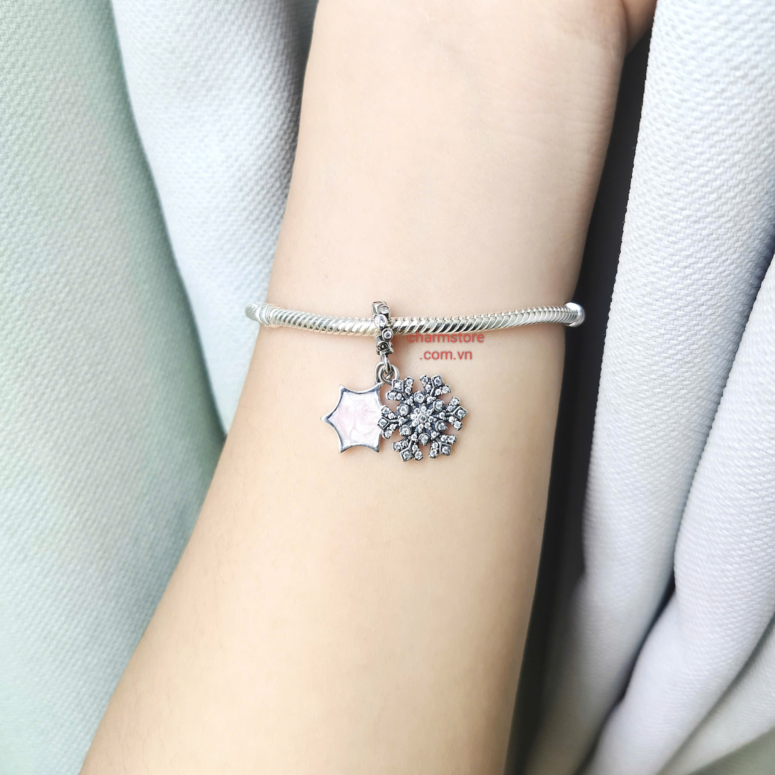 VÒNG CHARM BÔNG TUYẾT TRẮNG TAG HỒNG