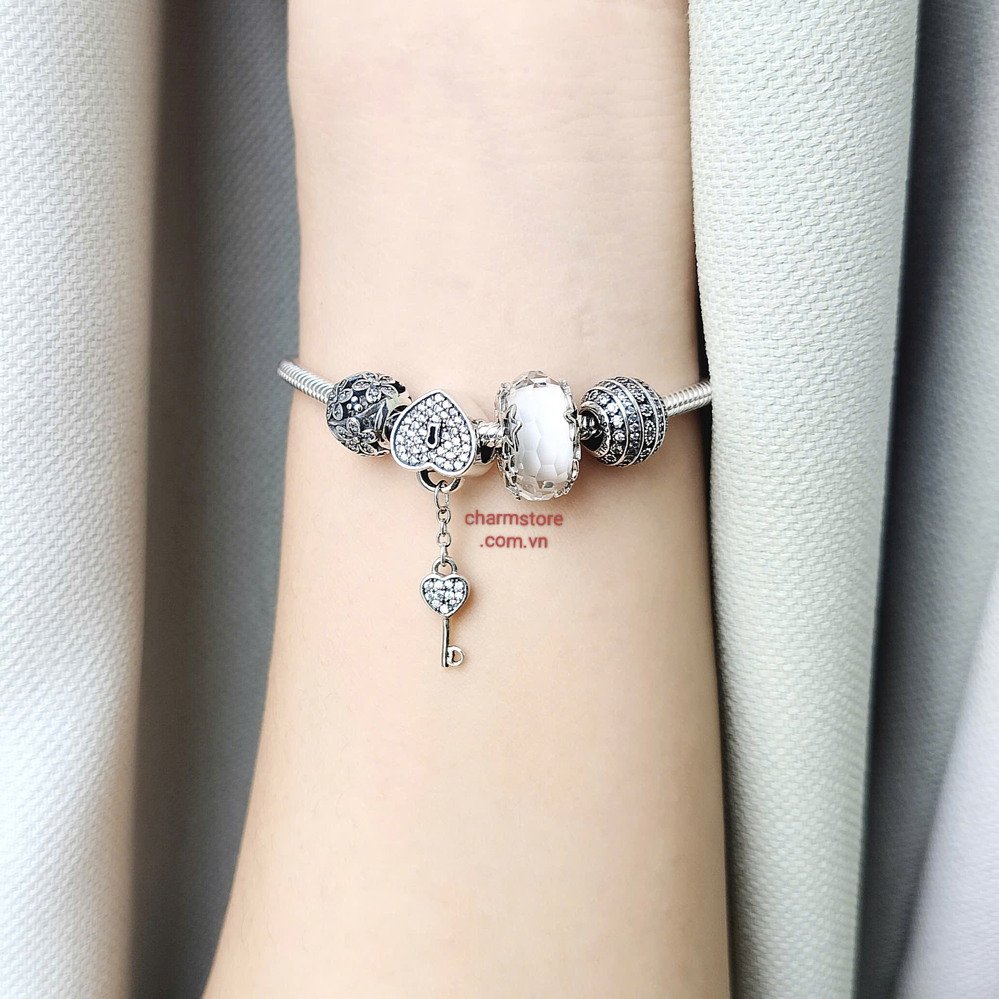 VÒNG CHARM TÌNH YÊU VĨNH CỬU ĐÁ TRẮNG