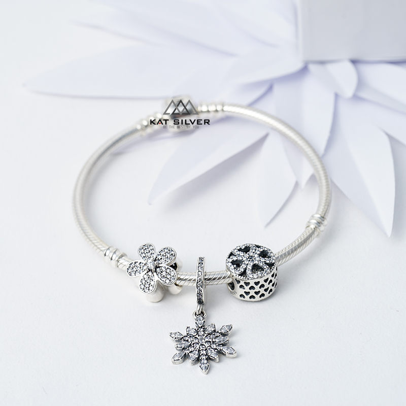 VÒNG CHARM TREO HOA TUYẾT TRẮNG