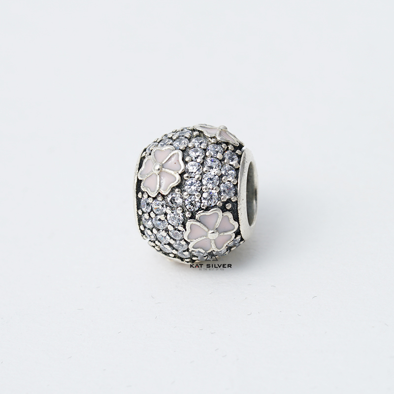 CHARM TRÒN ĐÁ TRẮNG HOA 5 CÁNH HỒNG