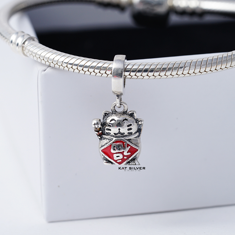 CHARM TREO MÈO THẦN TÀI ĐỎ