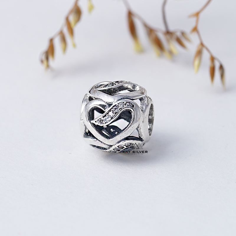 CHARM TRÒN HOA VĂN TIM ĐÁ TRẮNG