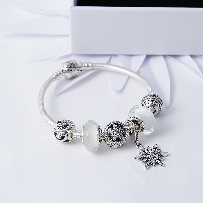 VÒNG CHARM TREO HOA TUYẾT TRẮNG