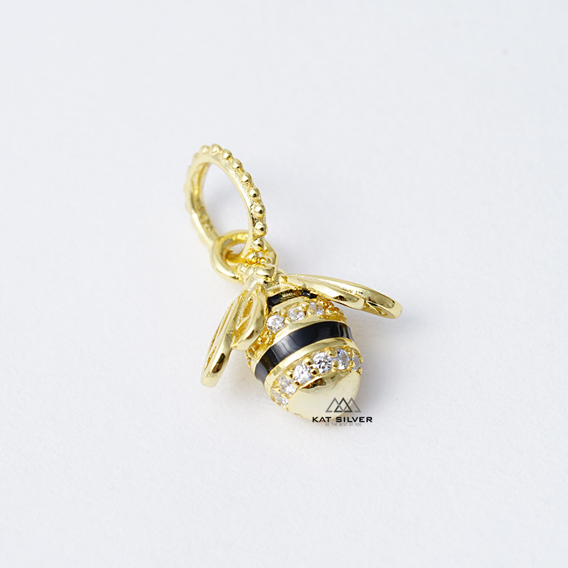 CHARM TREO CON ONG XI VÀNG
