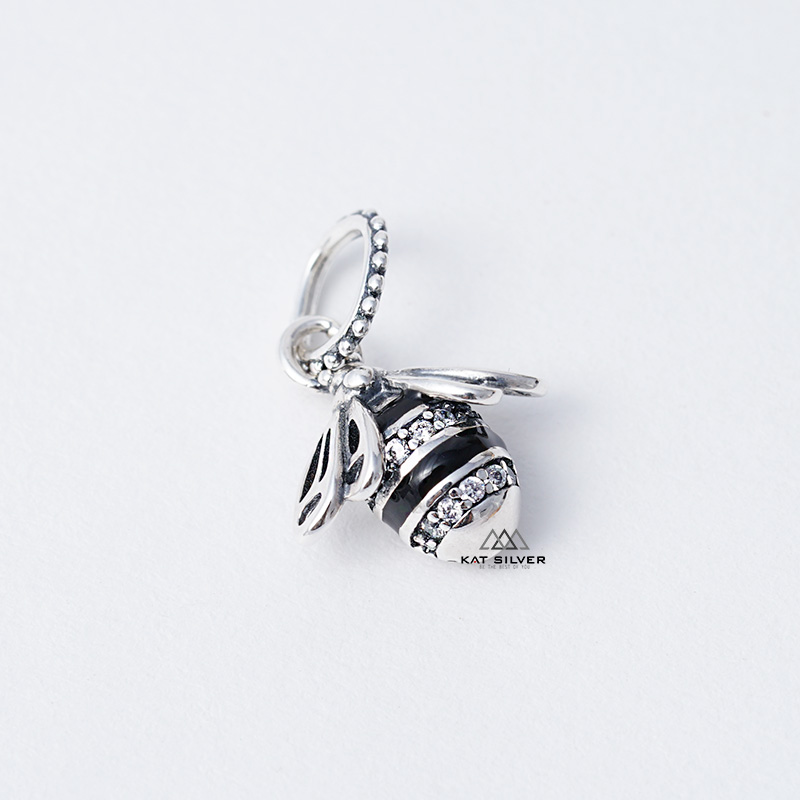 CHARM TREO CON ONG ĐEN
