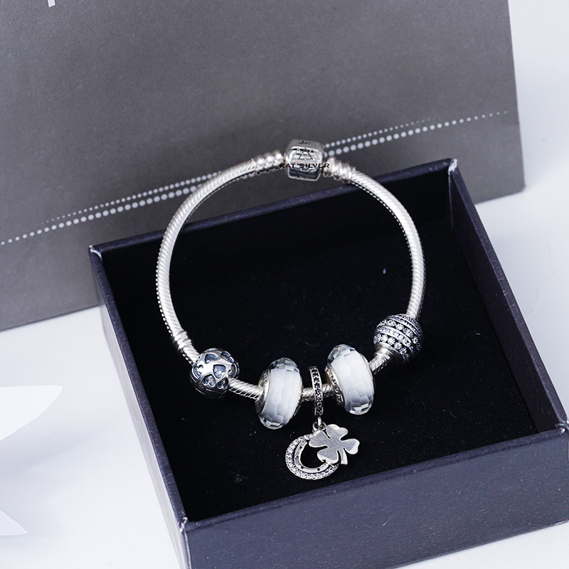 VÒNG CHARM CỎ MAY MẮN ĐÁ TRẮNG