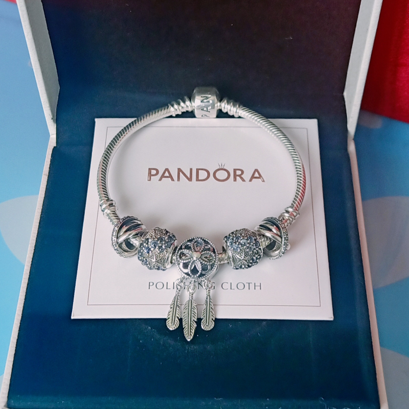 Nếu bạn đang tìm kiếm một món quà tặng ý nghĩa dành cho người thân yêu, thì Pandora là lựa chọn hoàn hảo nhất. Sản phẩm của Pandora luôn được tỉ mỉ chăm chút với thiết kế tinh tế và chất lượng đảm bảo. Hãy tặng cho người mình yêu thương một món quà Pandora đắt giá để thể hiện tình cảm của bạn!