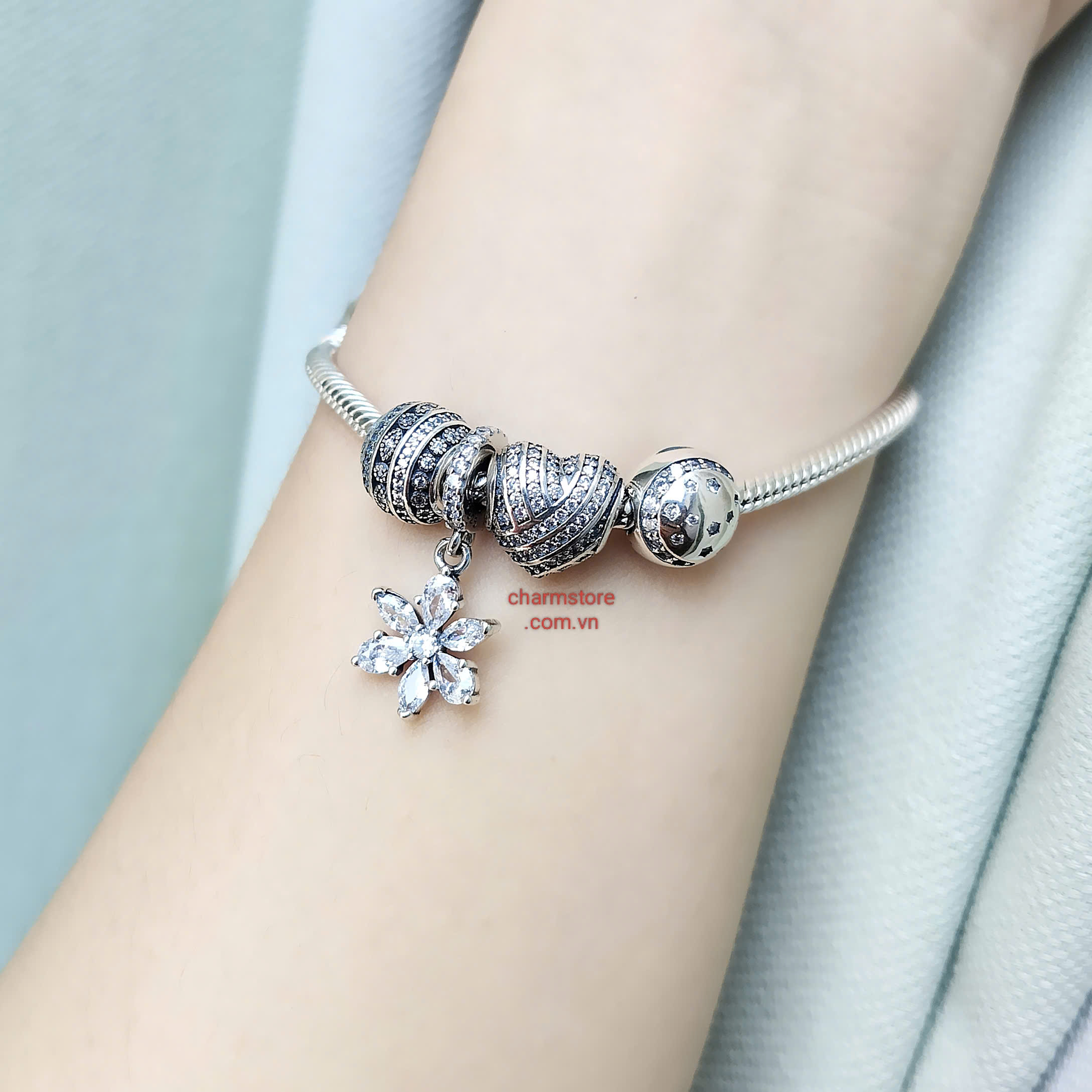VÒNG CHARM MỆNH KIM TREO HOA 6 CÁNH ĐÁ TRẮNG