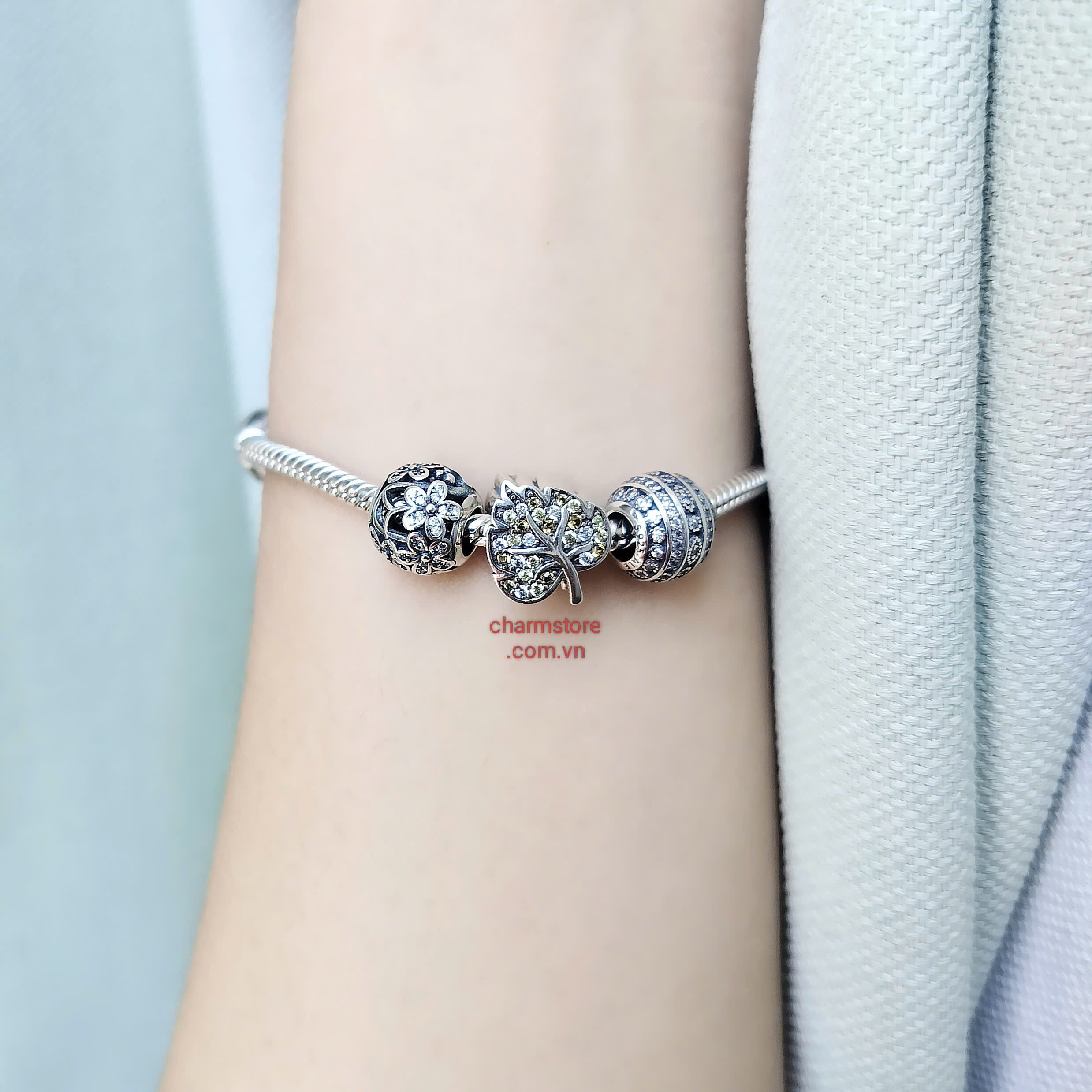 VÒNG TAY CHIẾC LÁ ĐÁ VÀNG