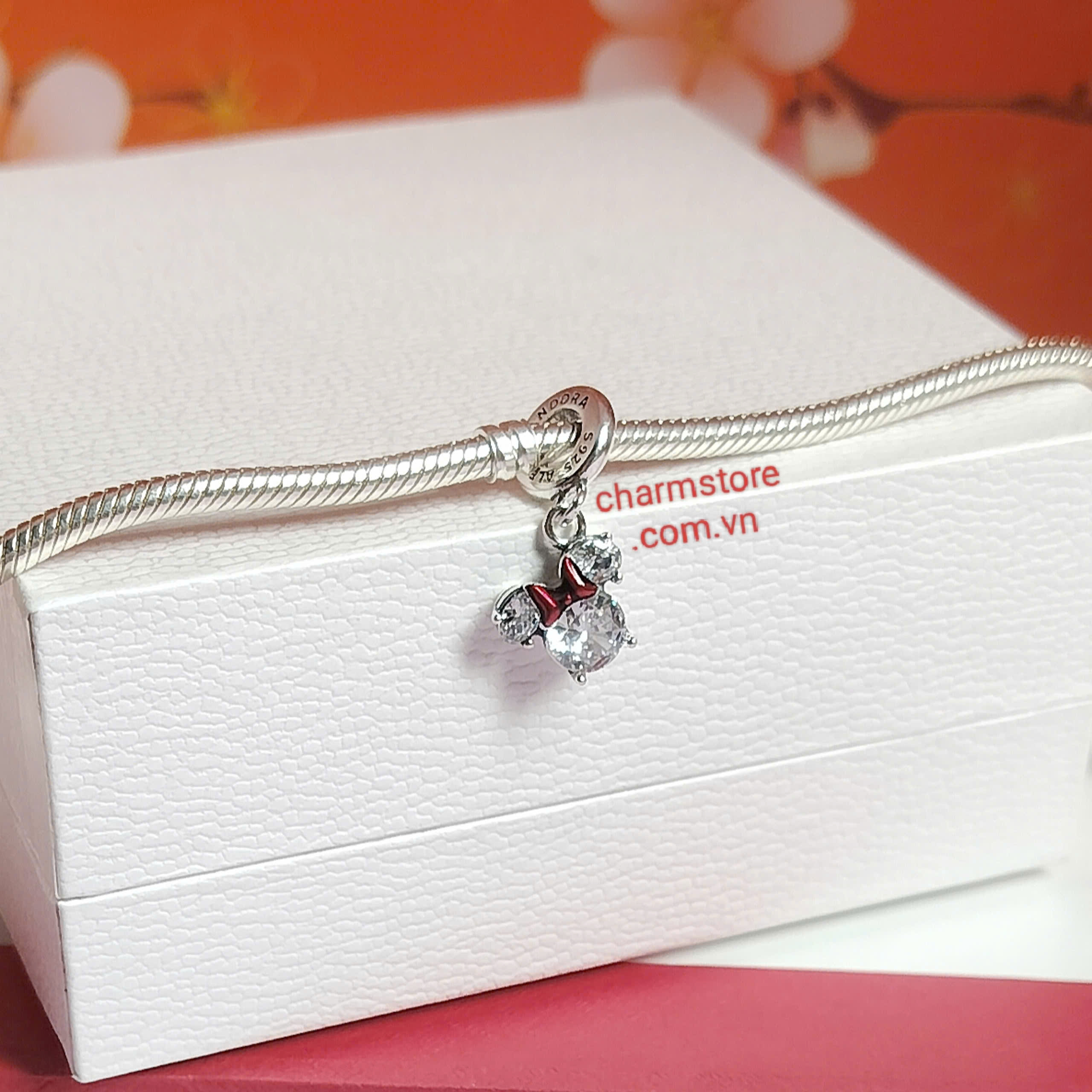 CHARM TREO MINNIE ĐÁ TRẮNG NƠ ĐỎ