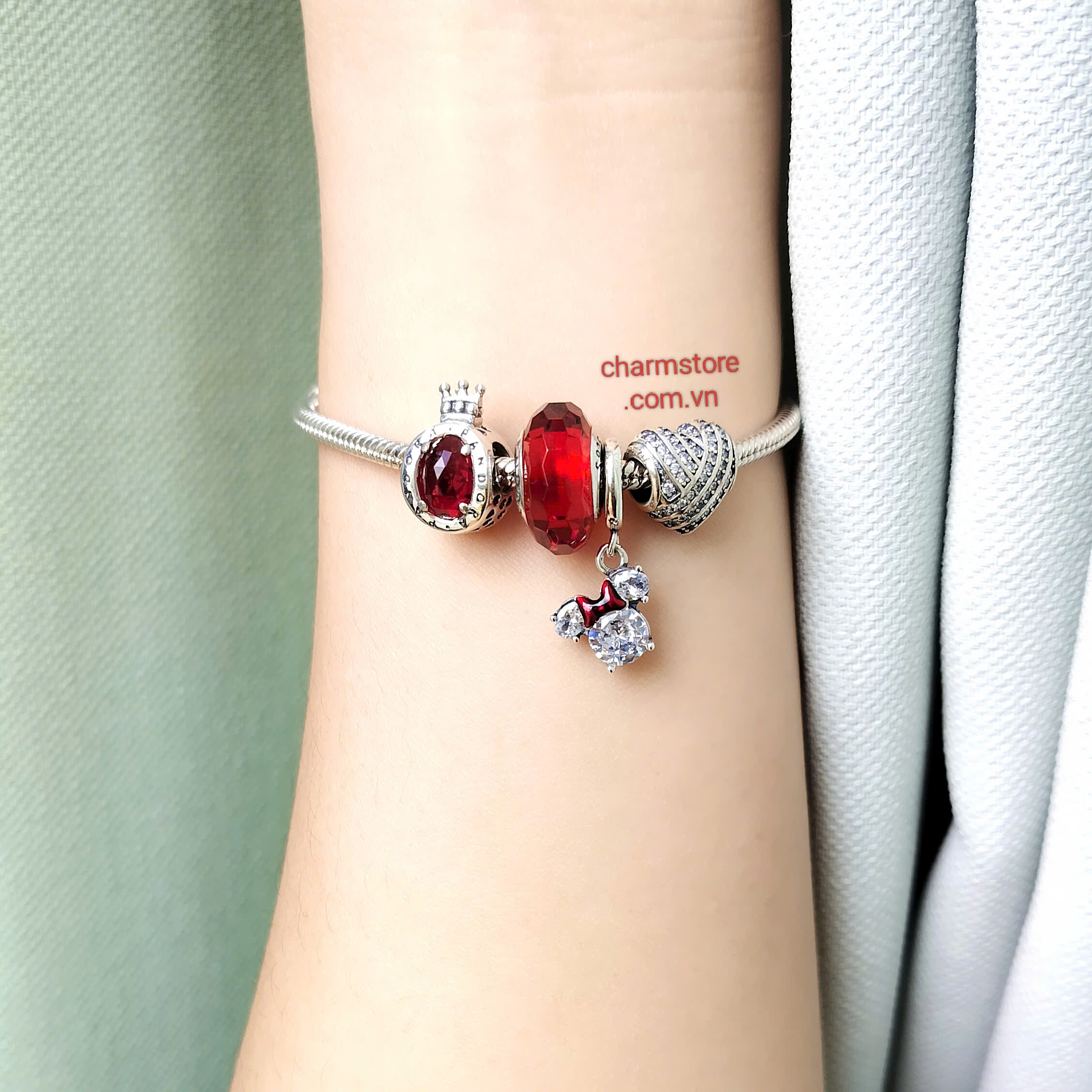 VÒNG CHARM TÌNH YÊU ĐÁ ĐỎ MIX LOGO VƯƠNG MIỆN