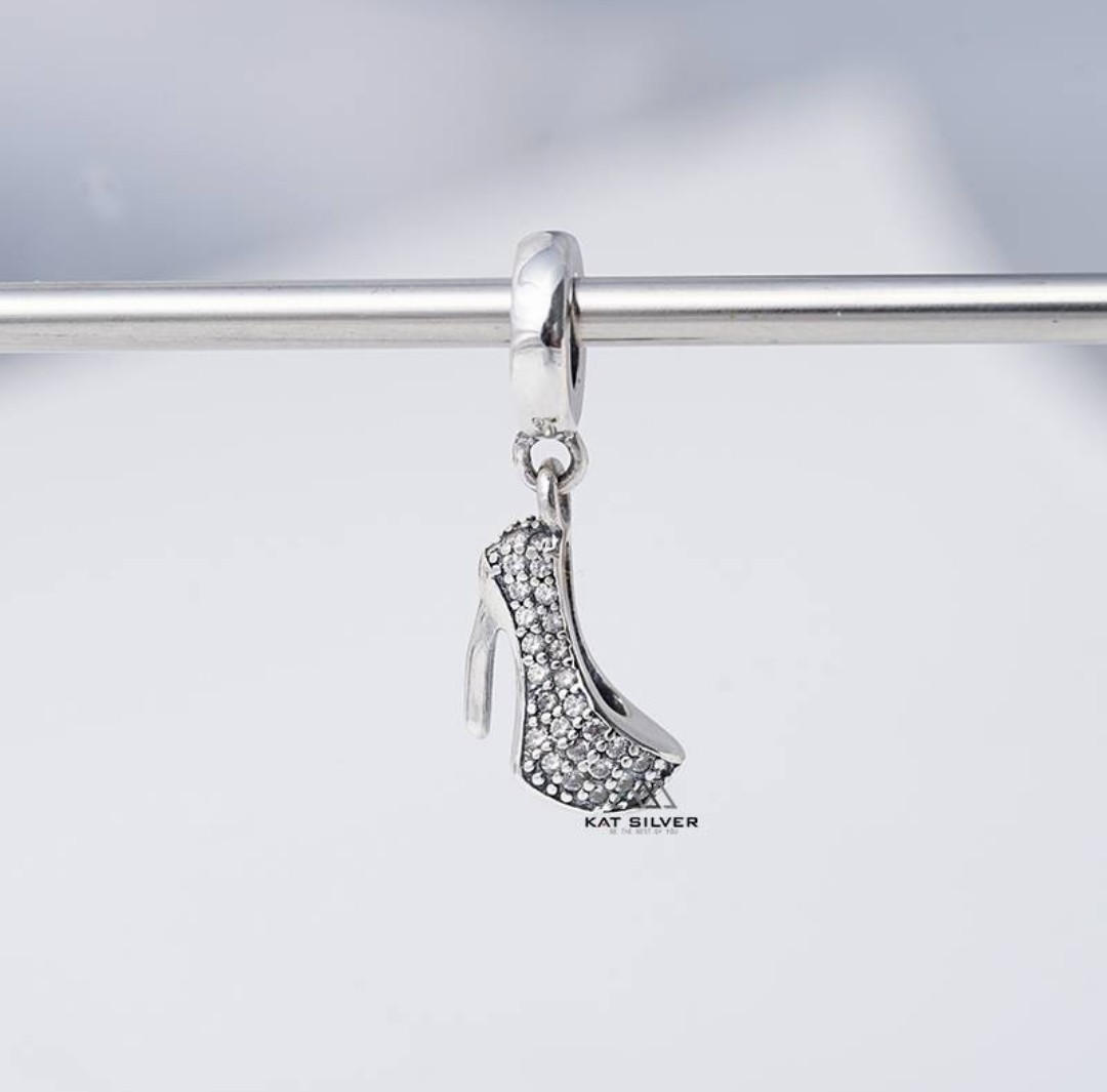 CHARM TREO GIÀY CAO GÓT ĐÁ TRẮNG