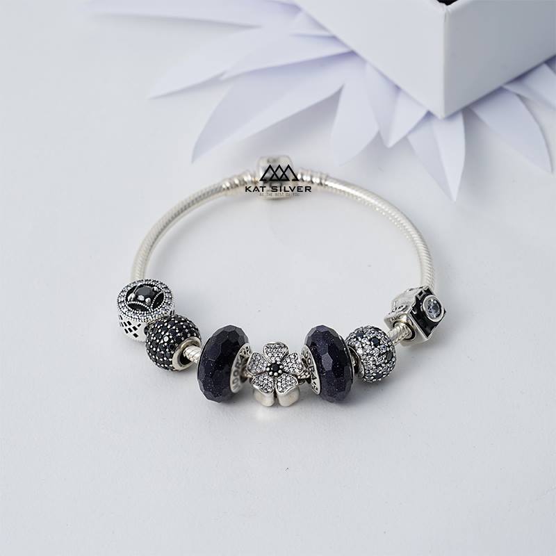 VÒNG CHARM MÁY ẢNH ĐEN