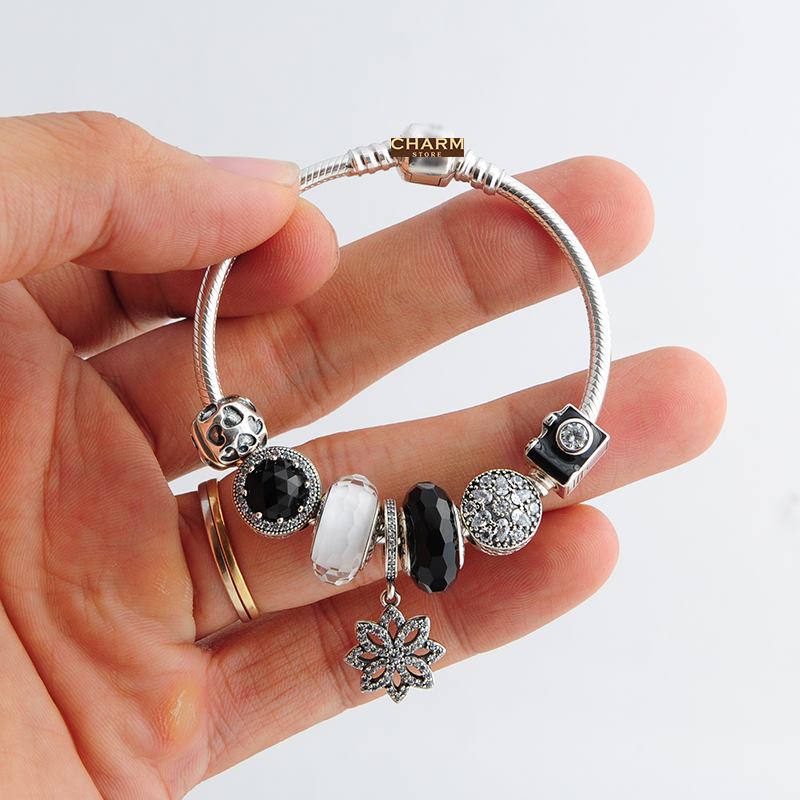 VÒNG CHARM MIX TRẮNG ĐEN TREO HOA 8 CÁNH