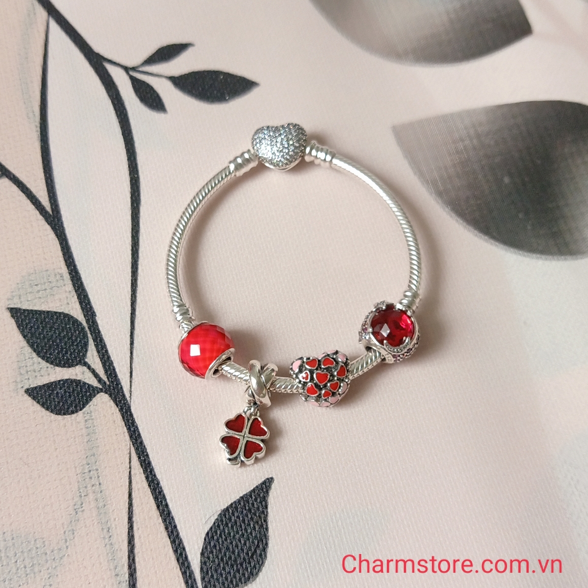 VÒNG CHARM TÌNH YÊU - CỎ MAY MẮN MIX TRÒN TRĂNG SAO ĐÁ ĐỎ