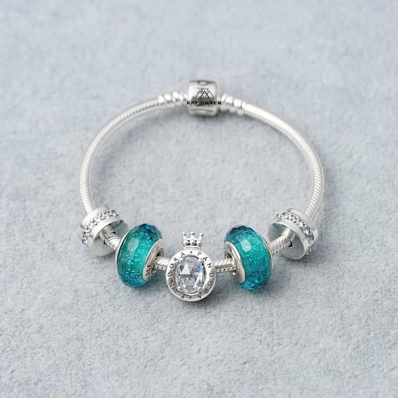 VÒNG CHARM LOGO VƯƠNG MIỆN ĐÁ TRẮNG MIX XANH TEAL