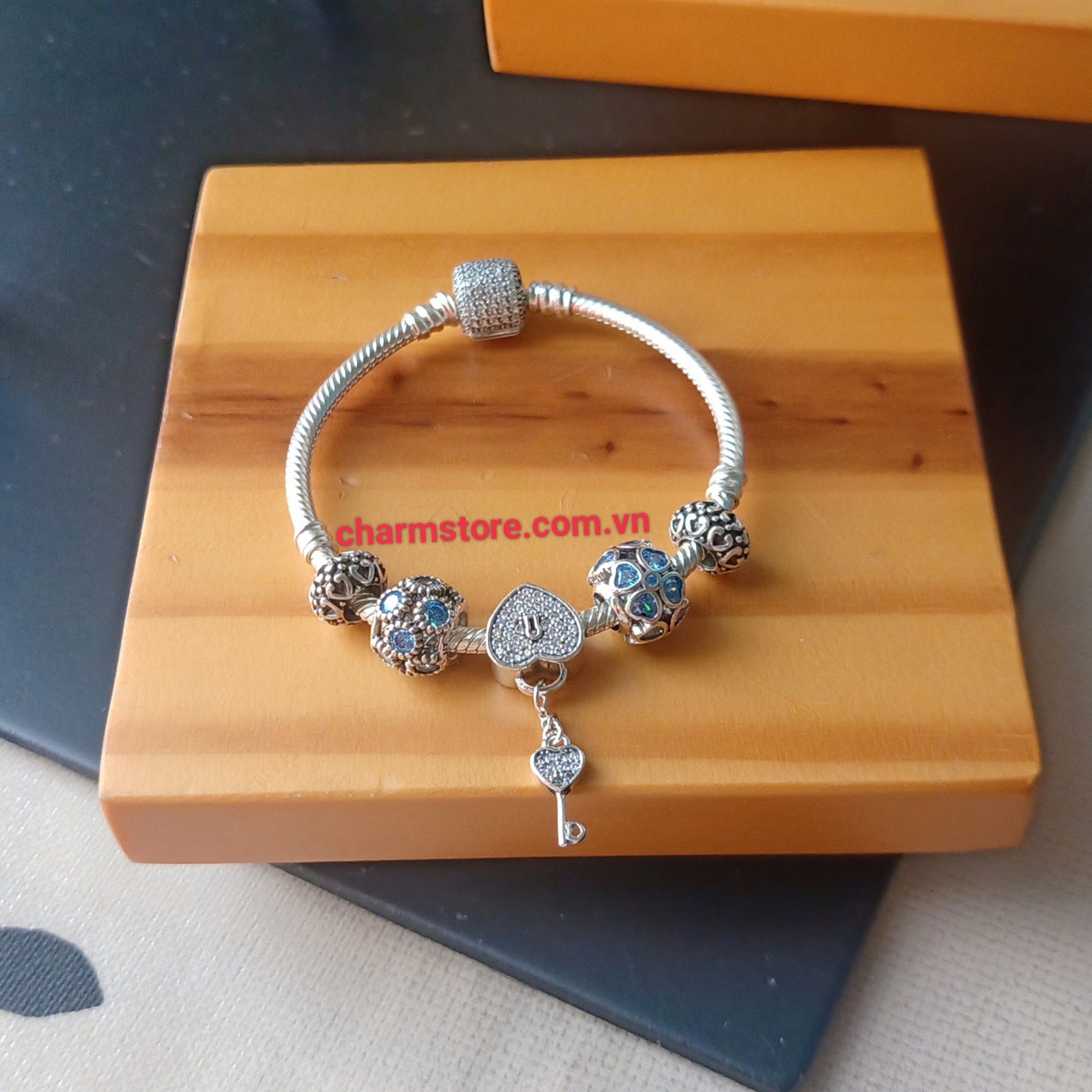 VÒNG CHARM TIM Ổ KHOÁ ĐÁ TRẮNG MIX CỎ MM XANH LƠ