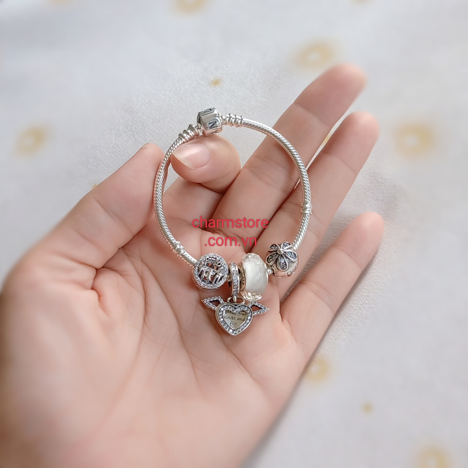 VÒNG TAY MỆNH KIM TREO TIM CÁNH ĐÁ TRẮNG