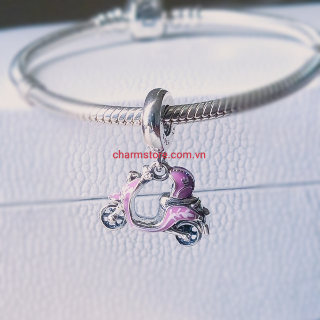 CHARM TREO XE VESPA TÍM HỒNG